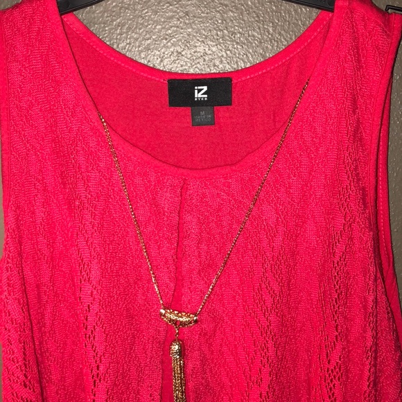 Cute shirt with built in necklace. - Picture 2 of 5